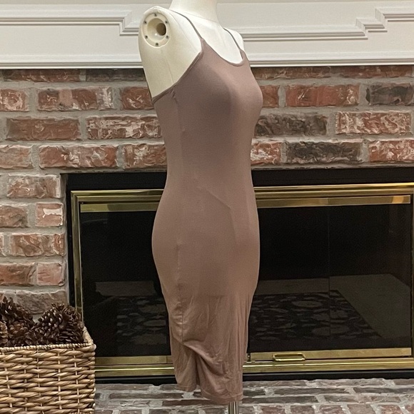 Tan slim fitting spaghetti strap dress / XS / Excellent condition - Picture 3 of 12